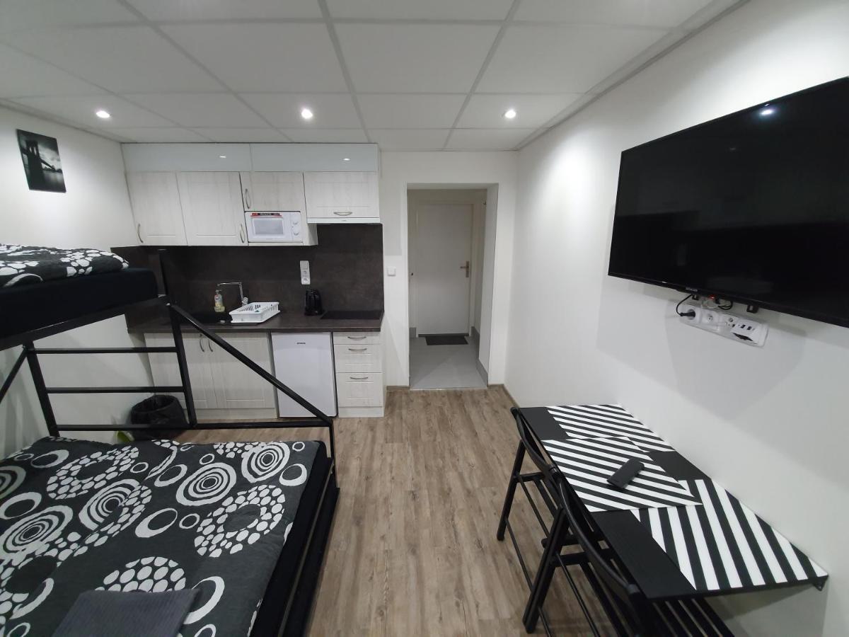 ברנו Small Apartments Denisa Business מראה חיצוני תמונה